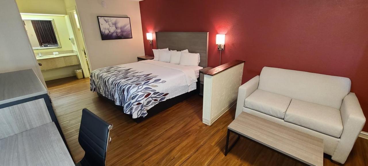 Red Roof Inn & Suites Cornelius - Lake Norman Экстерьер фото