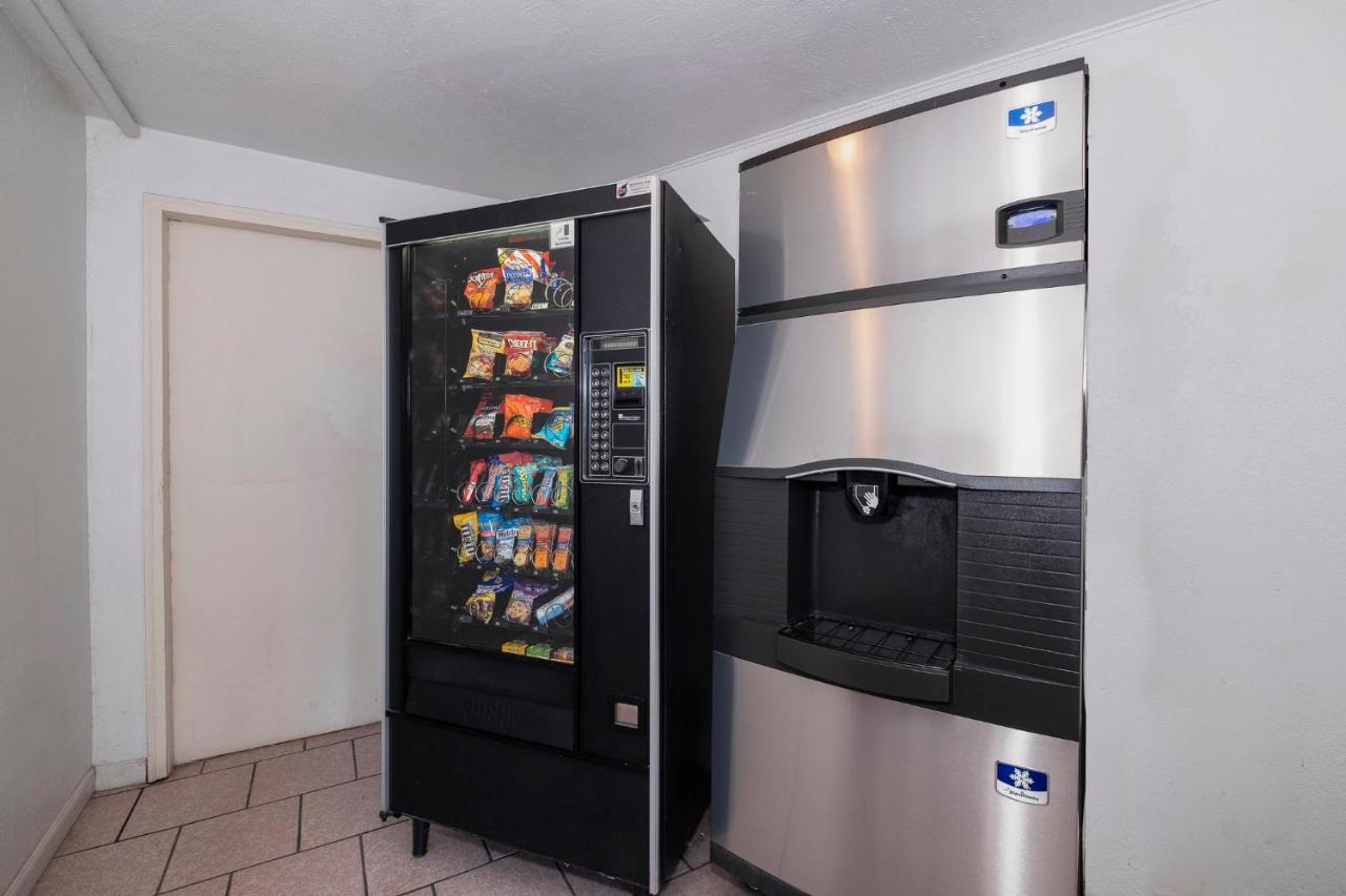 Red Roof Inn & Suites Cornelius - Lake Norman Экстерьер фото