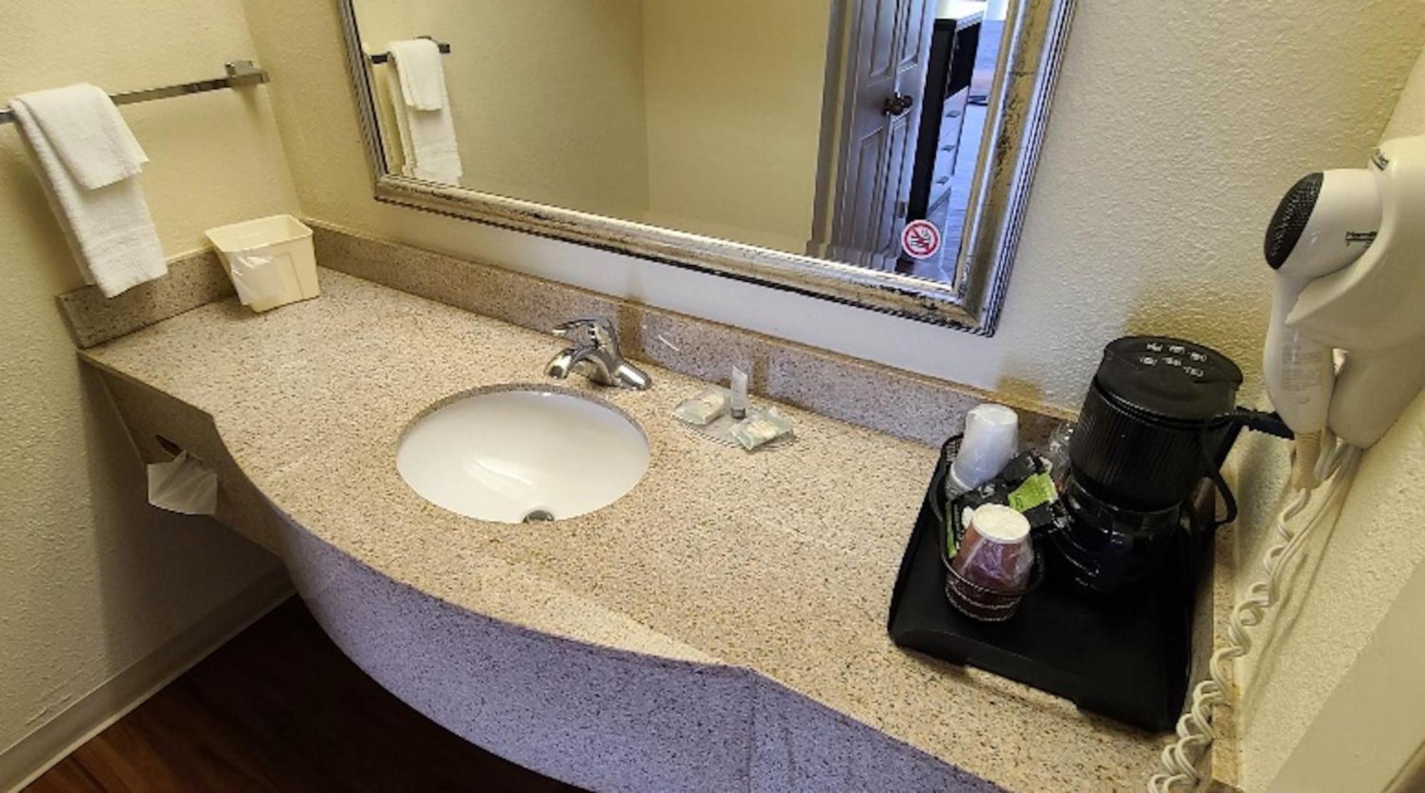 Red Roof Inn & Suites Cornelius - Lake Norman Экстерьер фото
