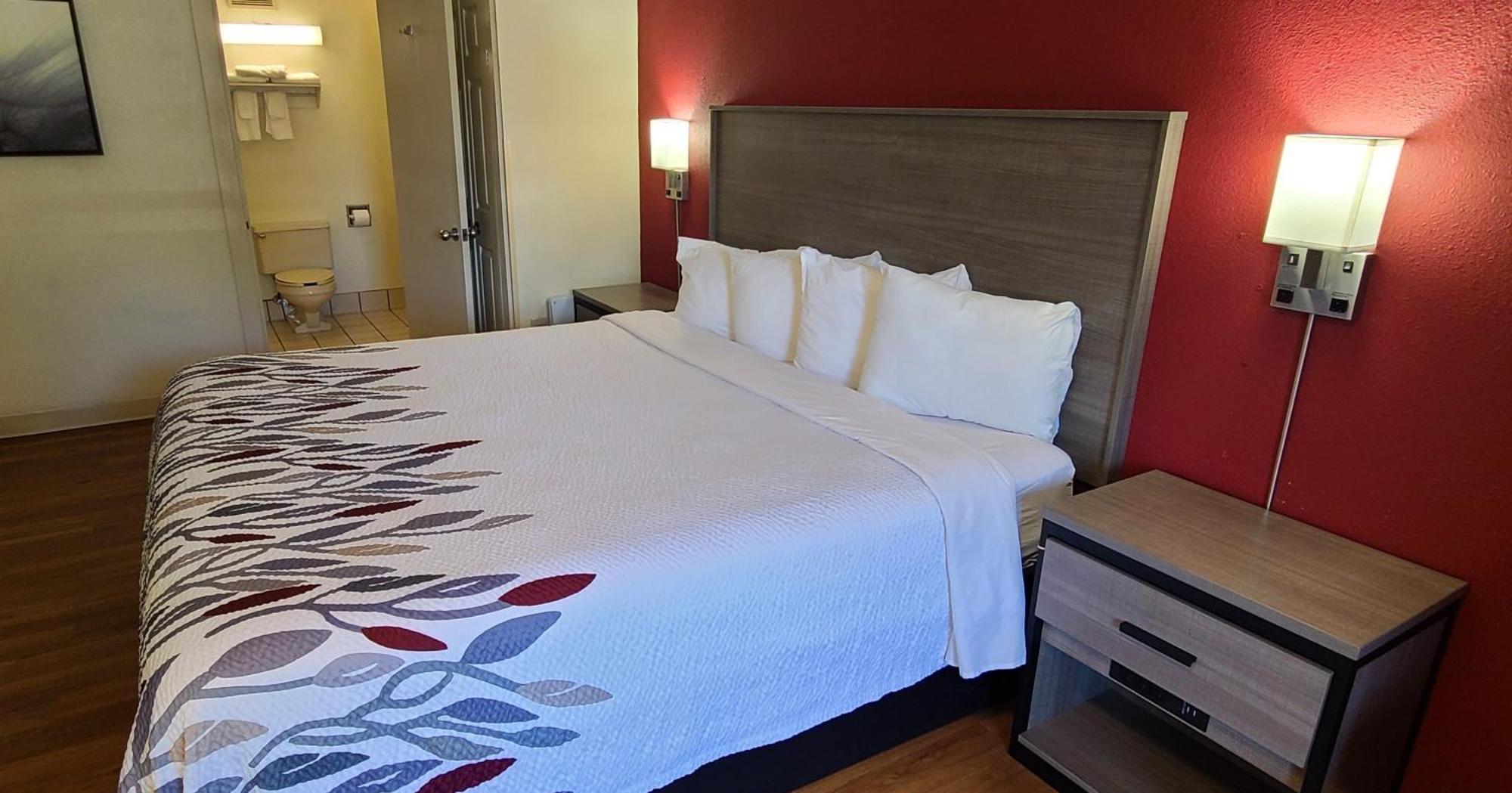 Red Roof Inn & Suites Cornelius - Lake Norman Экстерьер фото