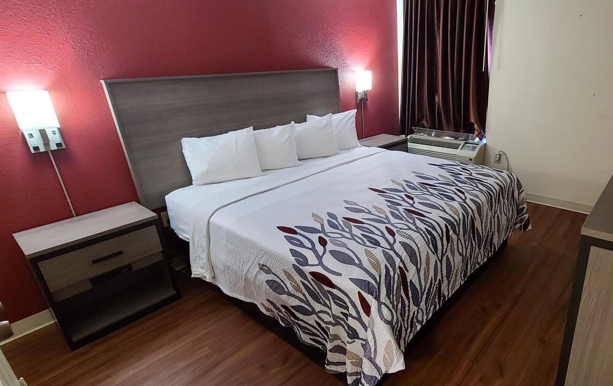 Red Roof Inn & Suites Cornelius - Lake Norman Экстерьер фото