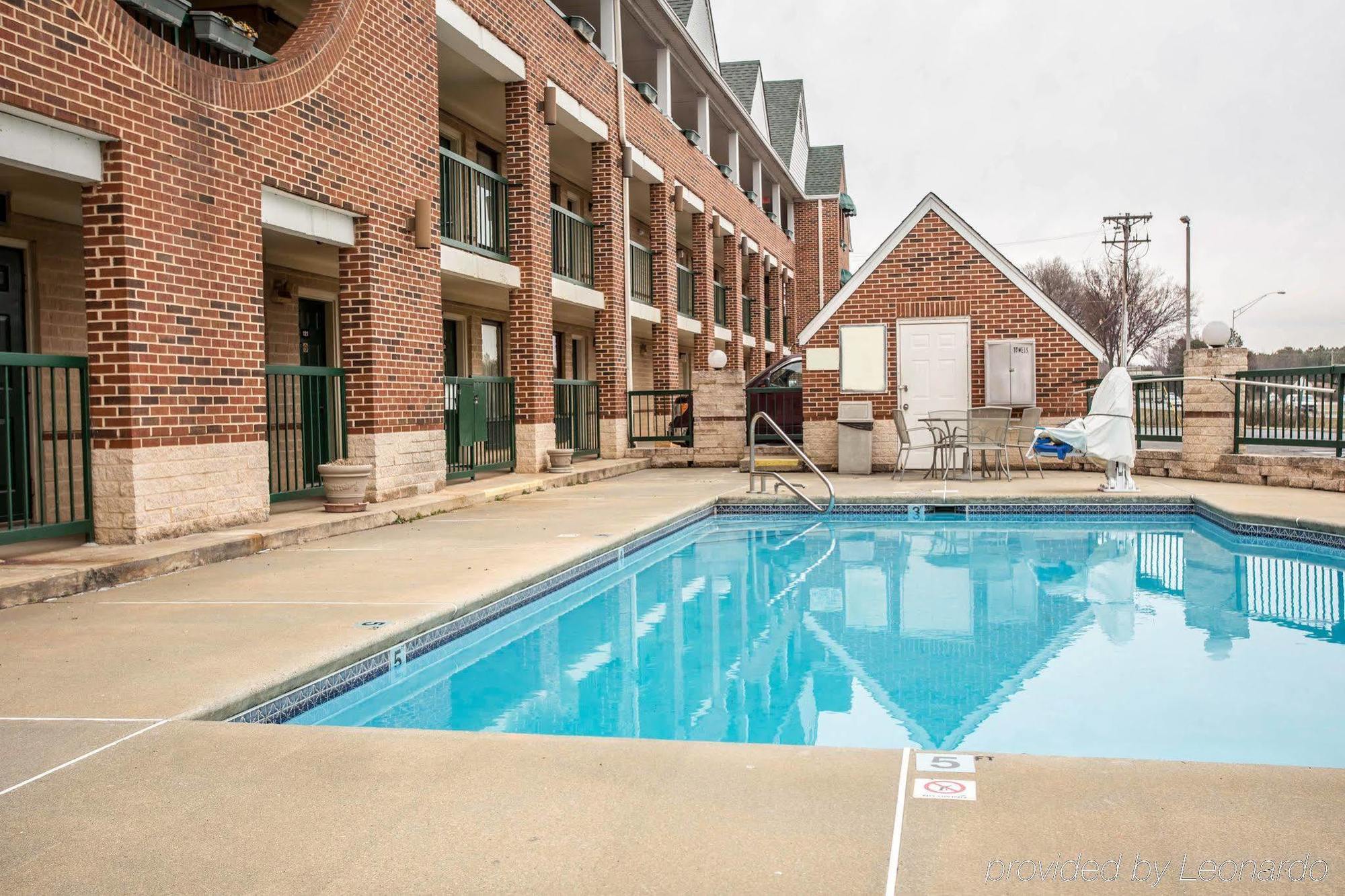 Red Roof Inn & Suites Cornelius - Lake Norman Экстерьер фото