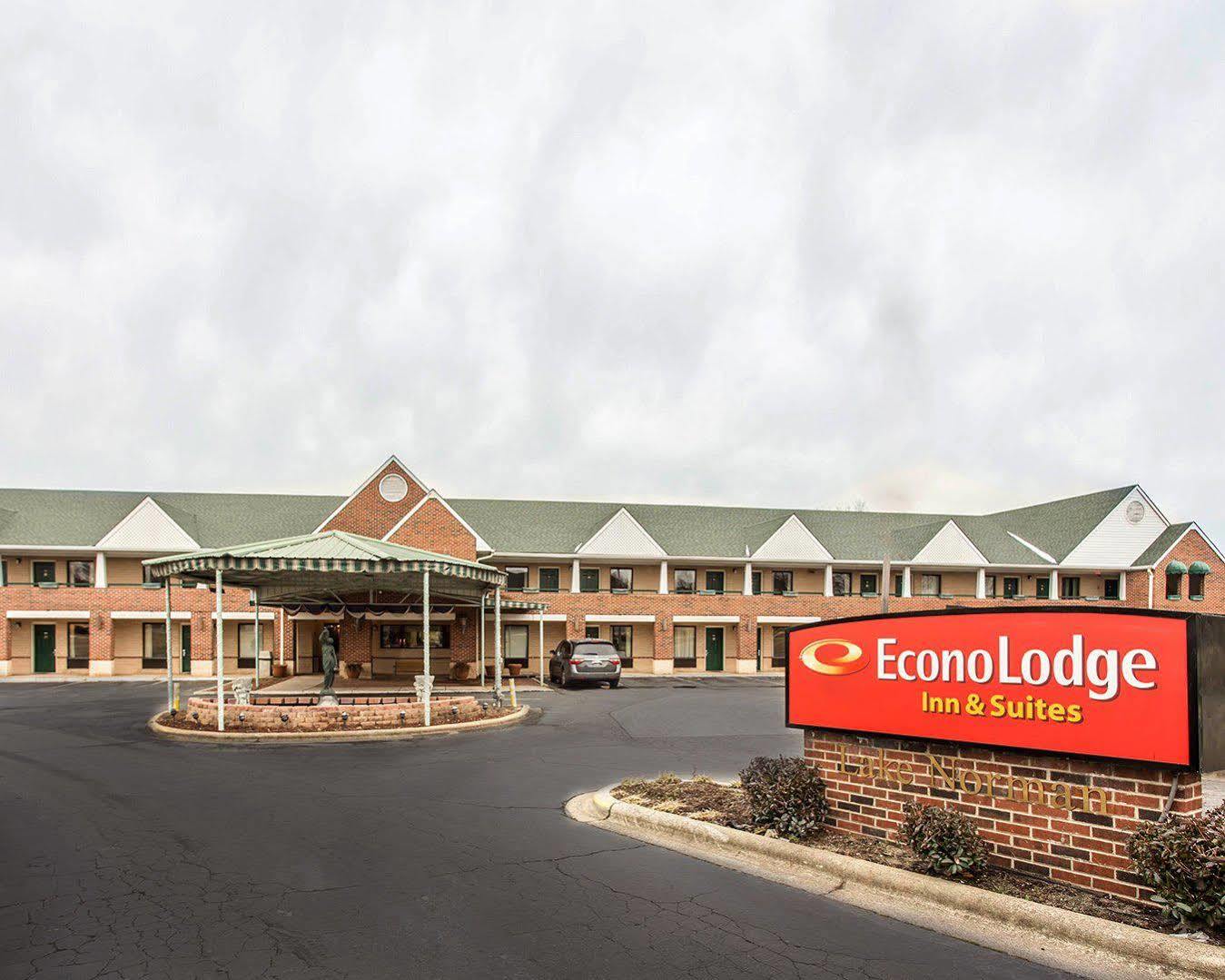 Red Roof Inn & Suites Cornelius - Lake Norman Экстерьер фото