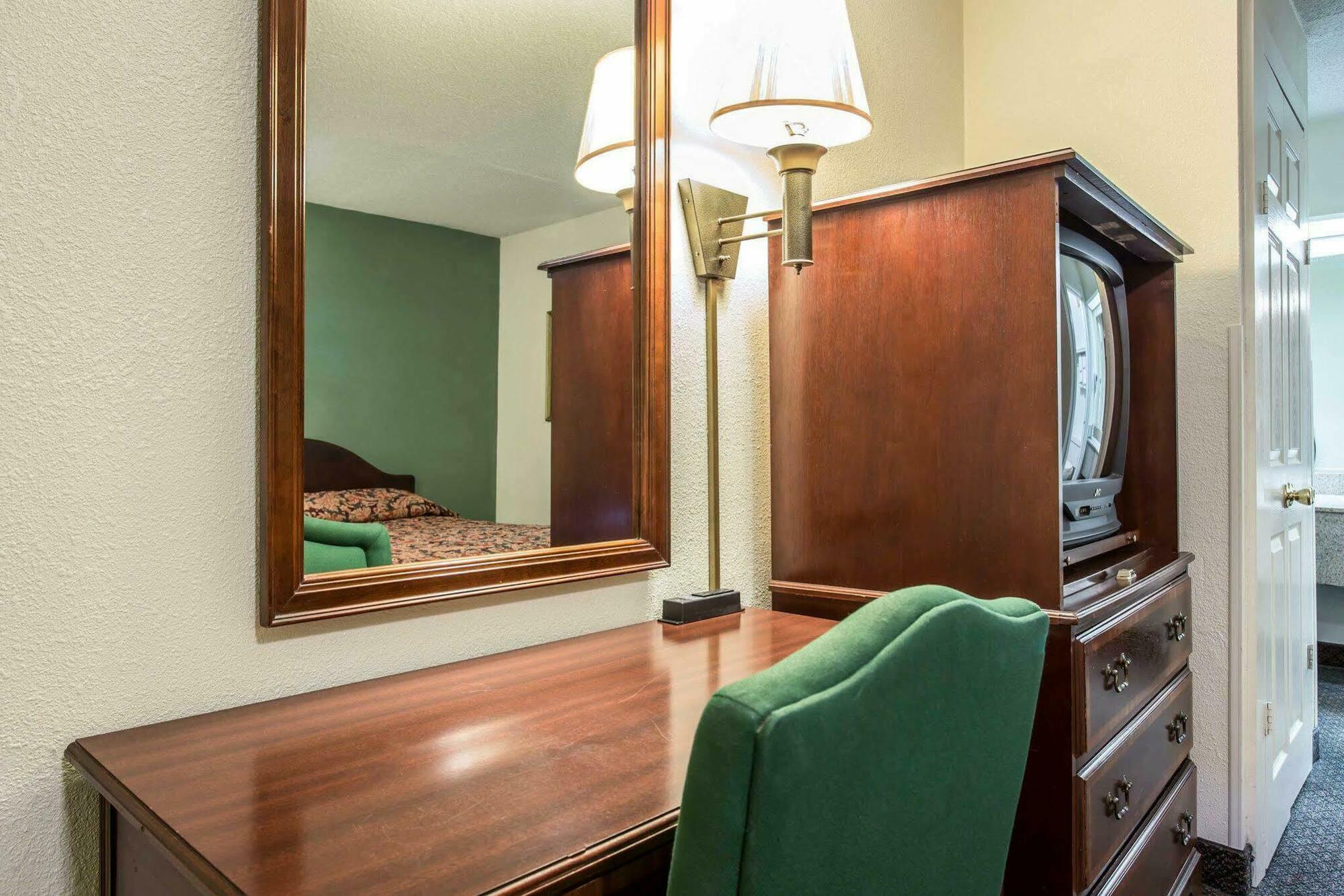 Red Roof Inn & Suites Cornelius - Lake Norman Экстерьер фото