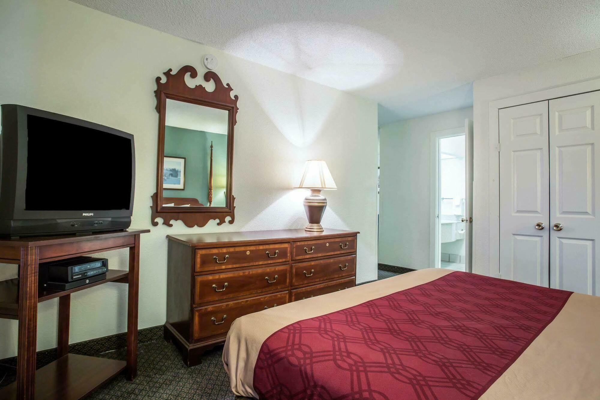 Red Roof Inn & Suites Cornelius - Lake Norman Экстерьер фото