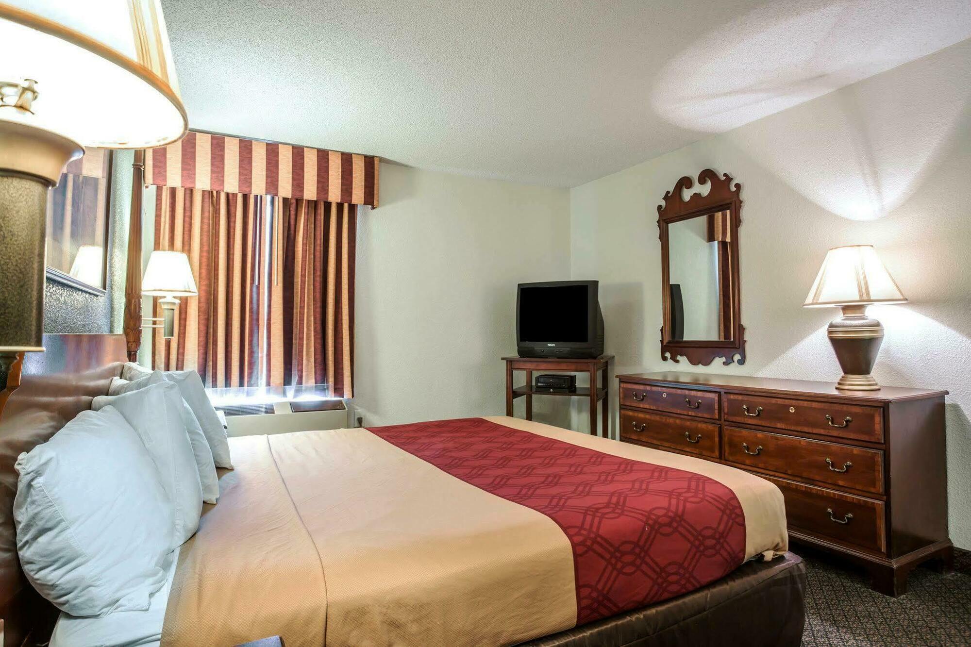 Red Roof Inn & Suites Cornelius - Lake Norman Экстерьер фото